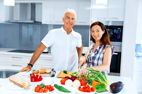 Olgun çift evde yemek