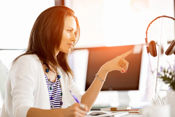 Portrait de femme d'affaires travaillant à l'ordinateur au bureau — Photo