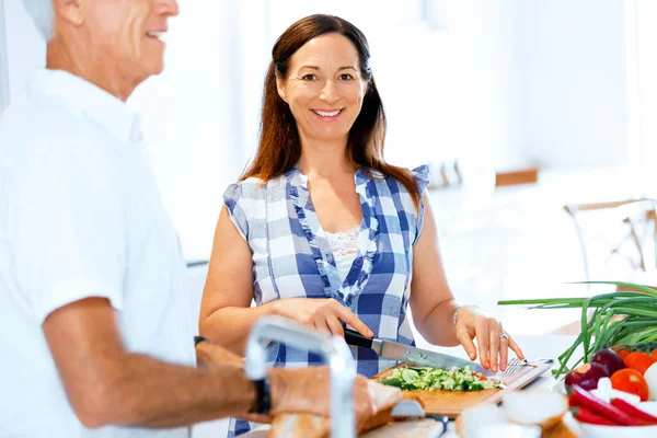 Pareja madura cocinando en casa —  Fotos de Stock