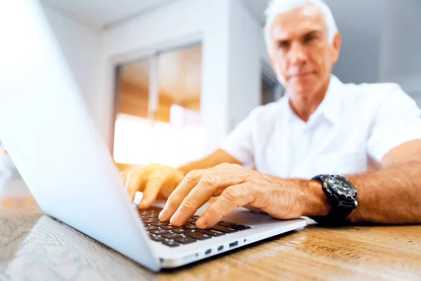 Man die thuis aan laptop werkt — Stockfoto