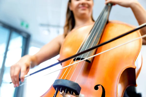 Vrouw spelen cello — Stockfoto