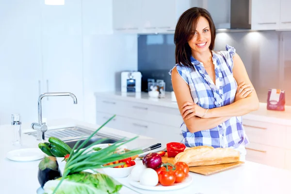 Piękna kobieta stoi w kuchni i uśmiechając się — Zdjęcie stockowe