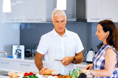 Mutlu çift evde yemek