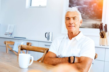 Yakışıklı bir üst düzey adam kapalı portresi