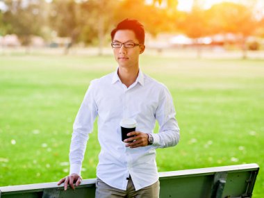 Adam bir parkta bir kahve molası