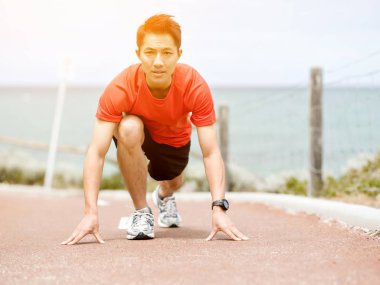 Genç adam bir çalıştırmak için hazırlanıyor