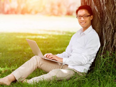 Genç işadamı Park onun mola sırasında rahatlatıcı