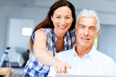 Olgun çift kameraya bakıyor