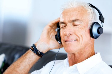 Yakışıklı gri saçlı komuta sizde kulaklıklar ile