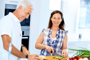 Evli çift evde yemek