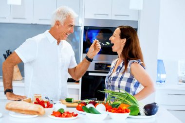 Olgun çift evde yemek