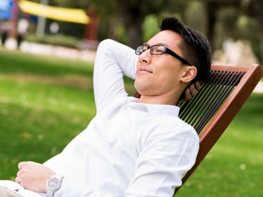 Genç işadamı Park onun mola sırasında rahatlatıcı