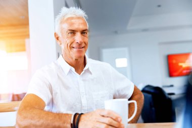 Yakışıklı bir üst düzey adam kapalı portresi