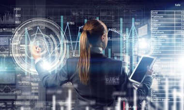 Yenilikçi medya teknolojileri kullanılıyor. Karışık teknik