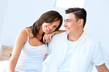 Genç mutlu çift yatak odasında.