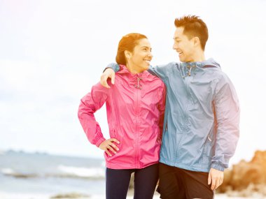 Ayakta Plajı'nda genç Çift