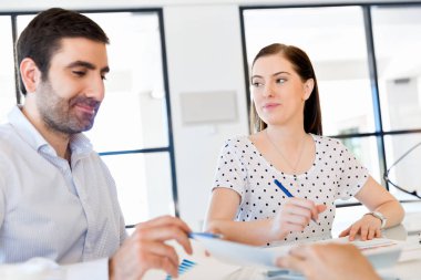 İki genç iş adamları Office görüntü