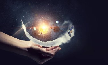 Güneş sistemi elinde