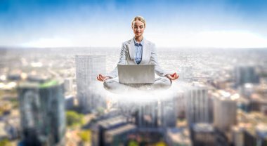 Kadın float şehir üzerinde