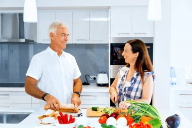 Olgun çift evde yemek