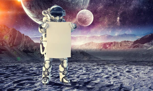 Hombre del espacio con pancarta. Medios mixtos — Foto de Stock