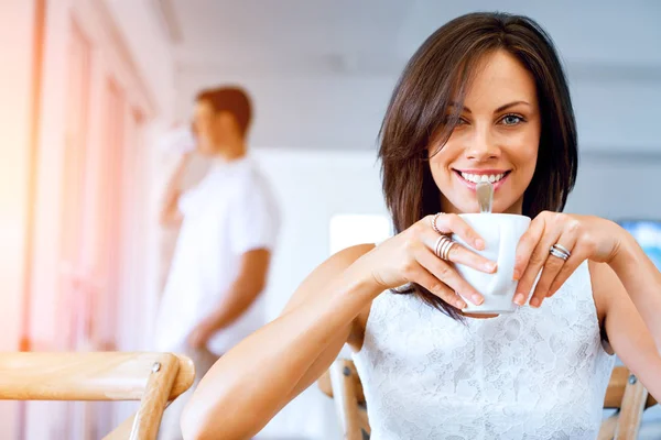Bir fincan çay ya da kahveyle mutlu genç bir kadın — Stok fotoğraf