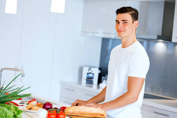 Giovane uomo cucina — Foto Stock