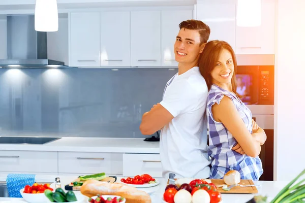 Couple cooking together at home — Stock Photo, Image