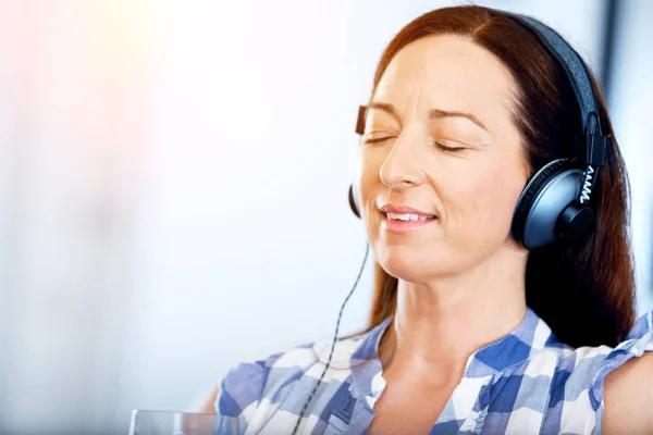 Gelukkig lachende vrouw ontspannen en luisteren naar muziek — Stockfoto