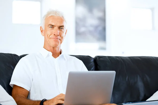 Homem trabalhando no laptop em casa — Fotografia de Stock