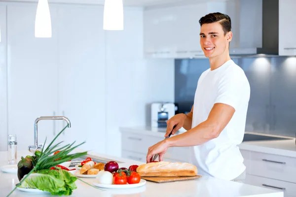 Hombre joven cocinando — Foto de Stock