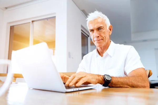 Mann arbeitet zu Hause am Laptop — Stockfoto