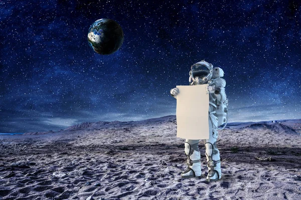 Hombre del espacio con pancarta. Medios mixtos —  Fotos de Stock