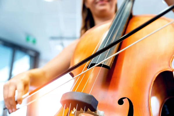 Close-up van cello met strik in handen — Stockfoto
