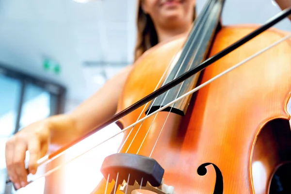 Gros plan du violoncelle avec archet dans les mains — Photo