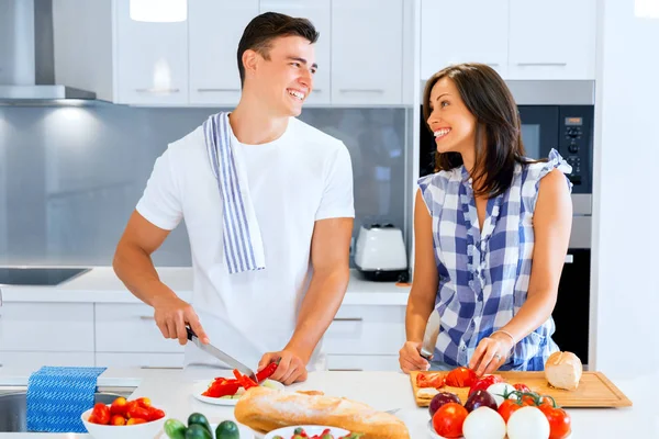 Pareja joven cocinando en casa —  Fotos de Stock