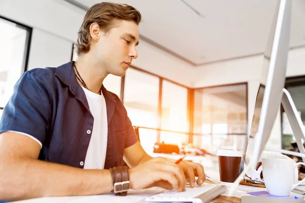 Beau homme d'affaires travaillant à l'ordinateur — Photo