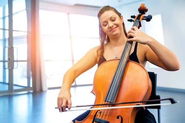 Vrouw spelen cello — Stockfoto