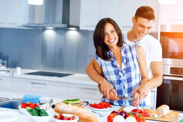 Couple cooking together at home — Stock Photo, Image