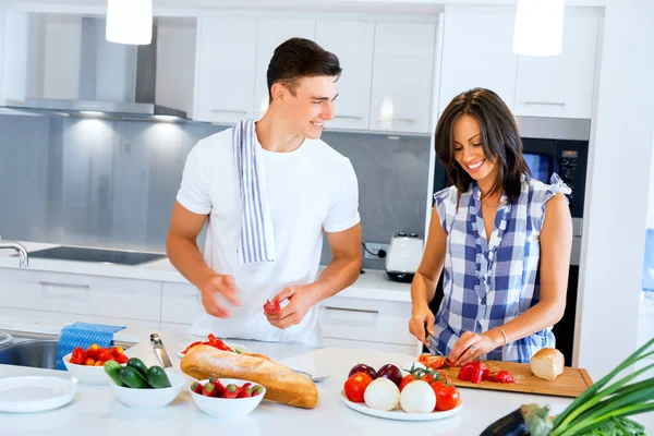 Junges Paar kocht zu Hause — Stockfoto