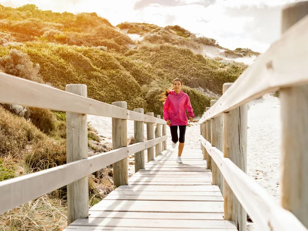 Młoda kobieta jogging na plaży — Zdjęcie stockowe