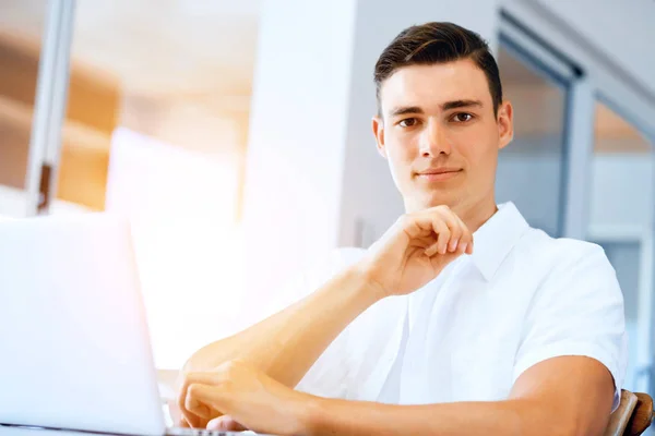 Uomo che lavora su laptop a casa — Foto Stock