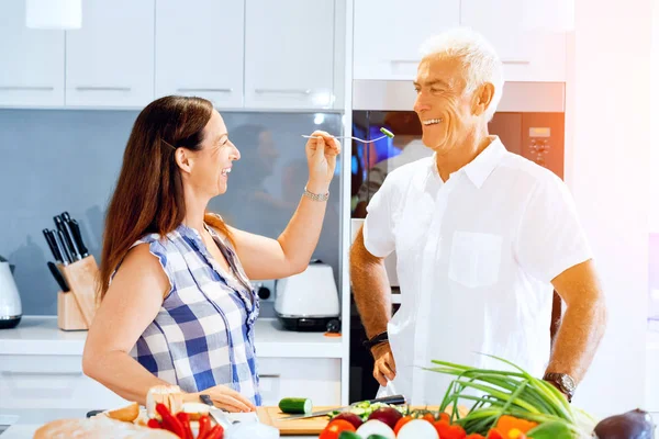 Ouder paar thuis koken — Stockfoto