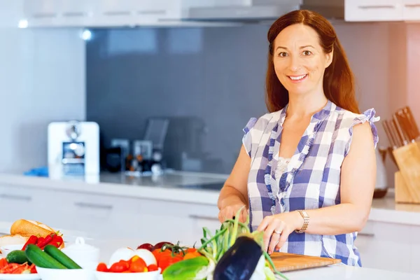 Schöne Frau steht in der Küche — Stockfoto