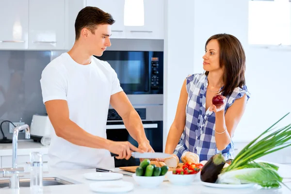 Couple cuisiner ensemble à la maison — Photo