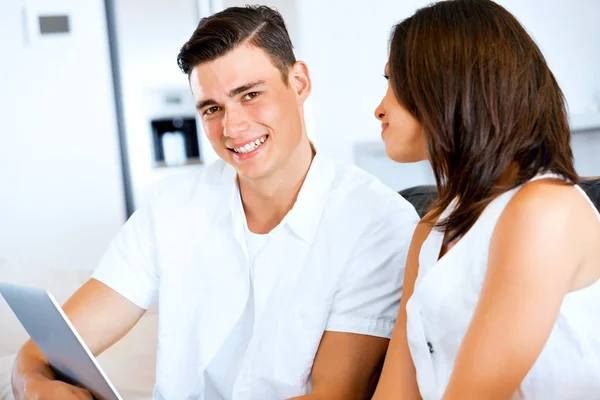 Feliz pareja moderna trabajando en el ordenador portátil en casa —  Fotos de Stock