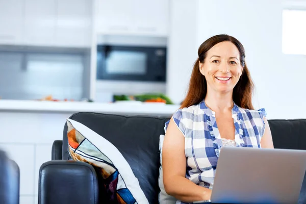 Reife schöne Frau arbeitet auf ihrem Laptop — Stockfoto