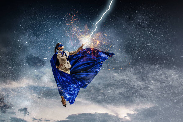 Супер женщина в небе
