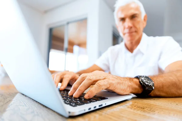 Man die thuis aan laptop werkt — Stockfoto