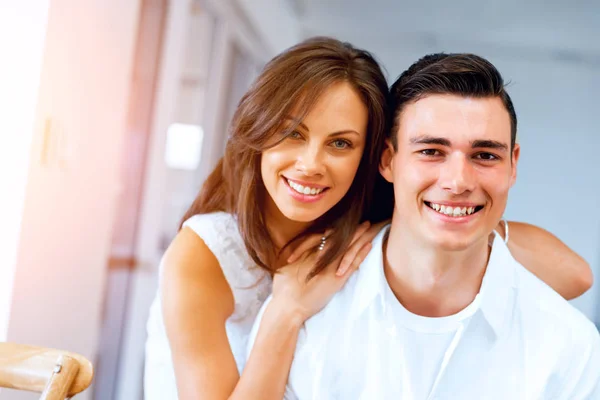 Sonriente feliz pareja mirando a la cámara — Foto de Stock